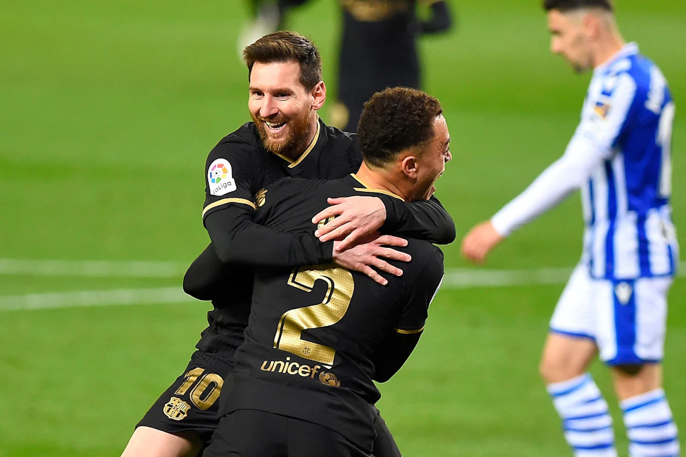 Lionel Messi und Sergino Dest jubeln über den deutlichen Sieg.