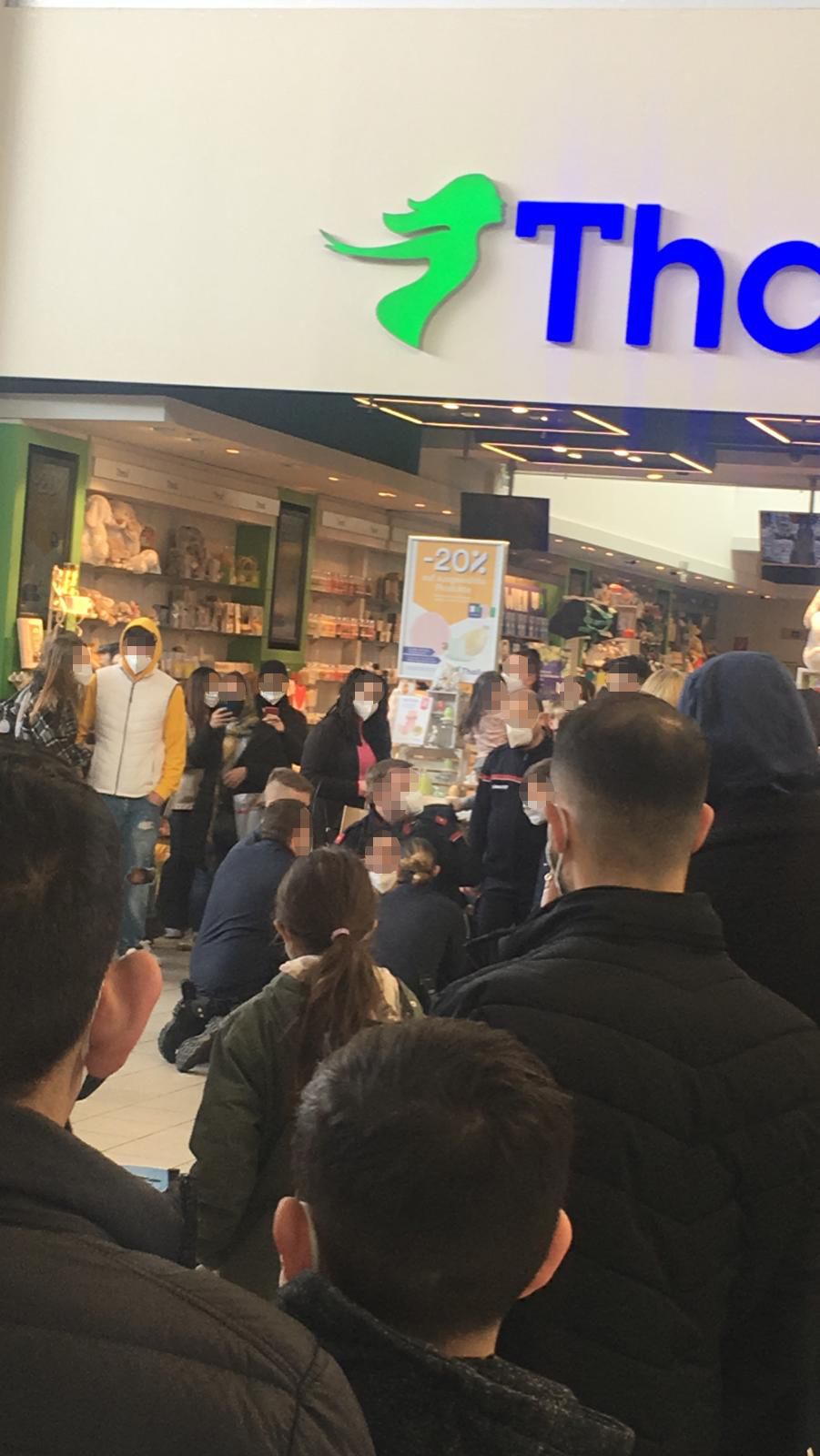 Der Rollerfahrer musste von der Security fixiert werden.