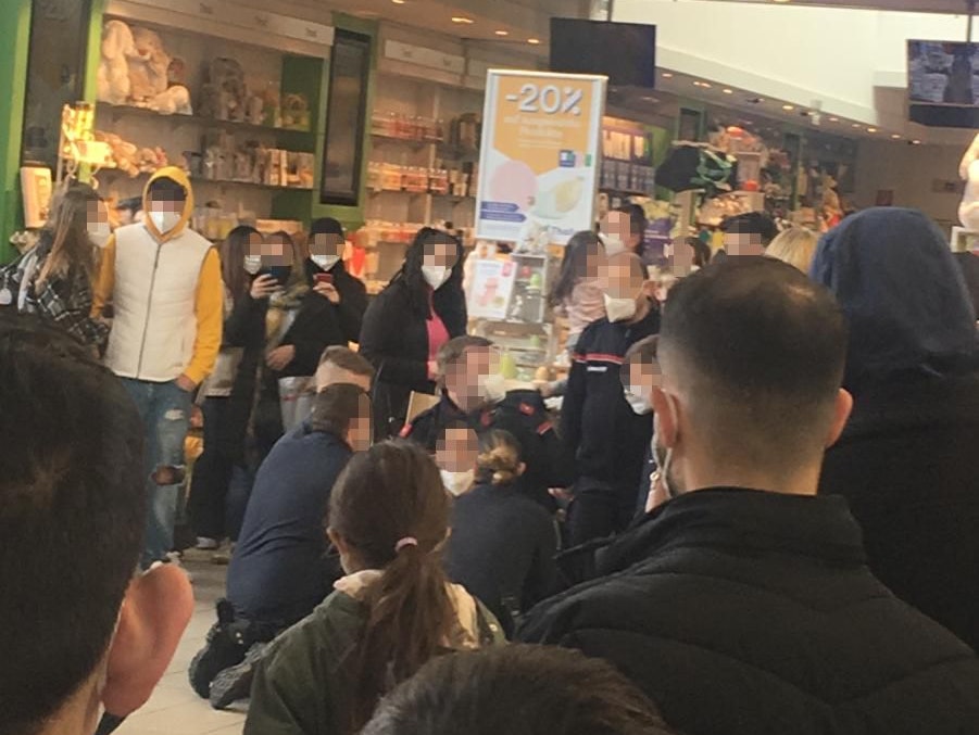 Der Rollerfahrer musste von der Security fixiert werden.