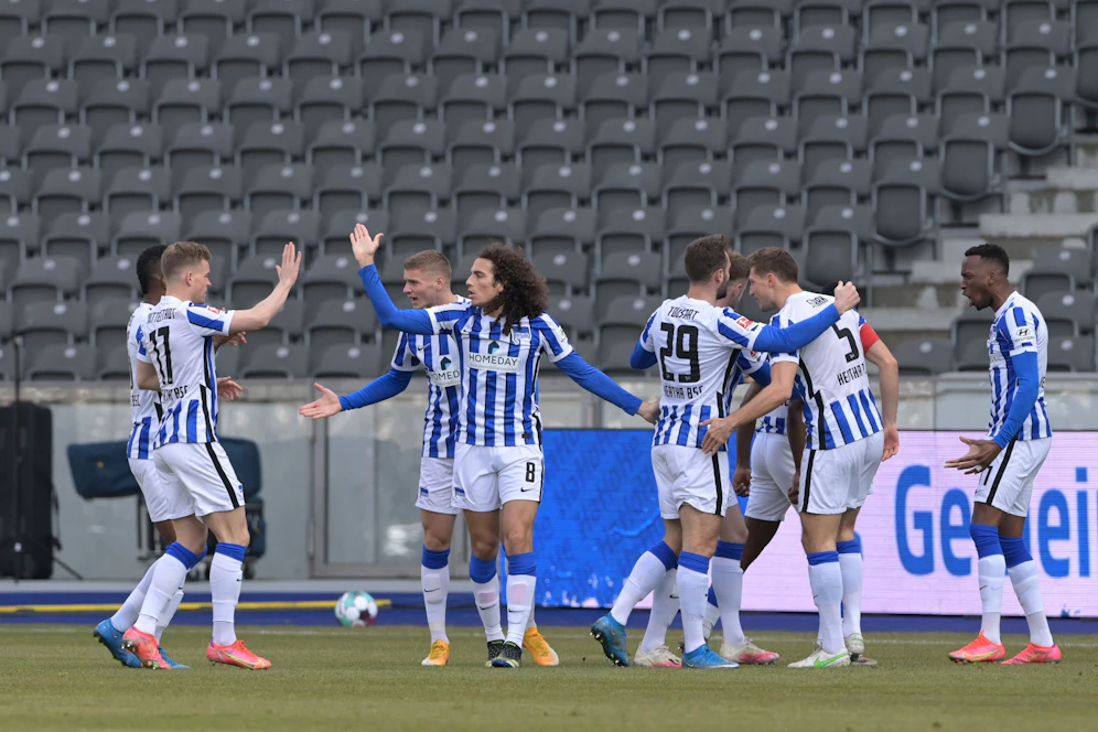Hertha jubelt über den Sieg gegen Bayer Leverkusen.