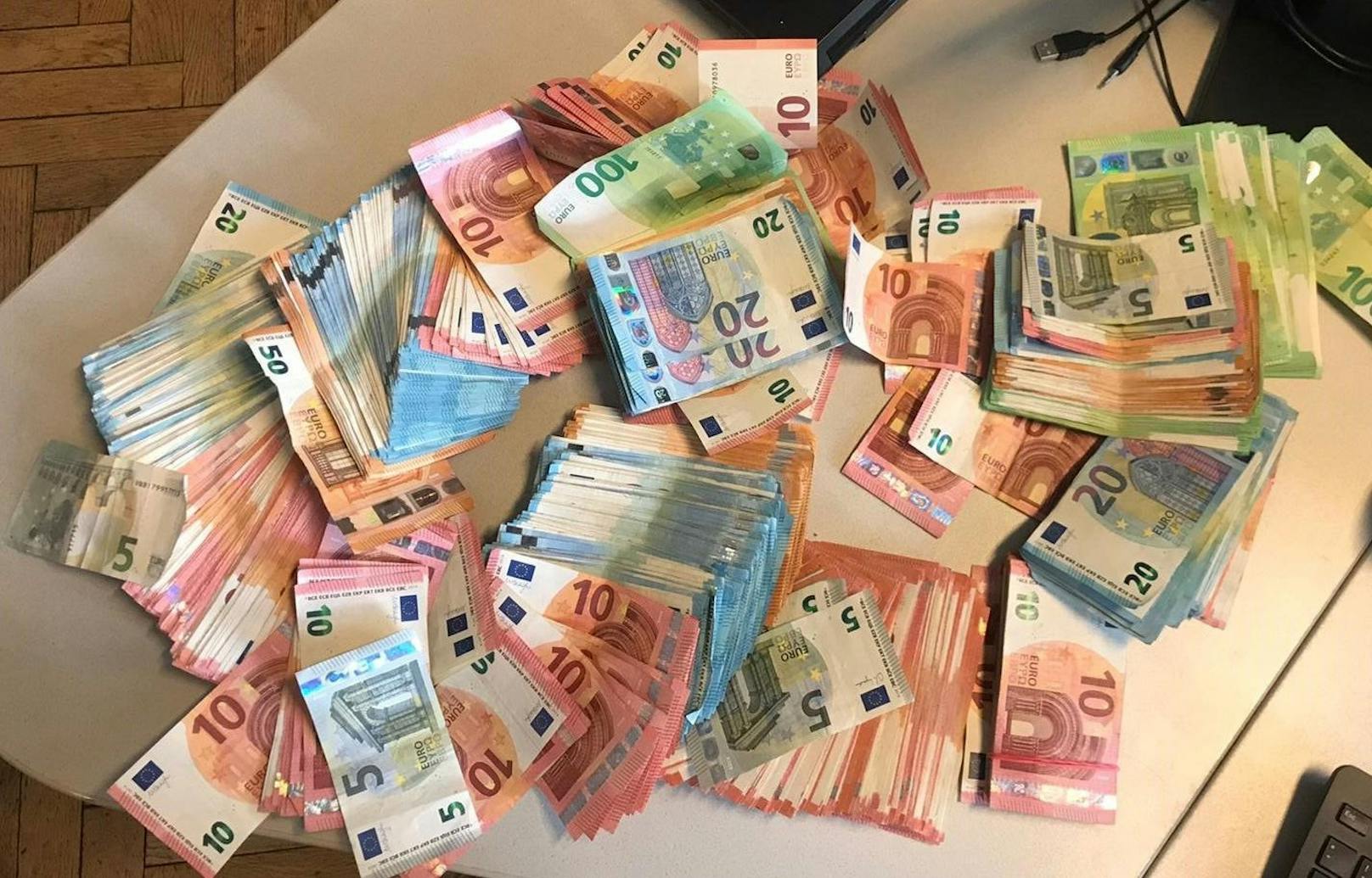 Die Polizei stellte insgesamt 70.000 Euro sicher.