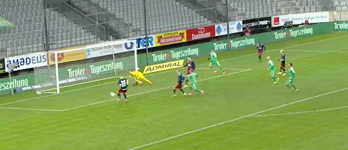 Maximilian Ullmann trifft das leere Tor nicht.
