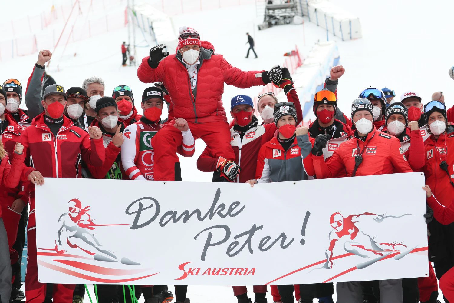 Peter Schröcksnadel wird vom ÖSV-Team verabschiedet.