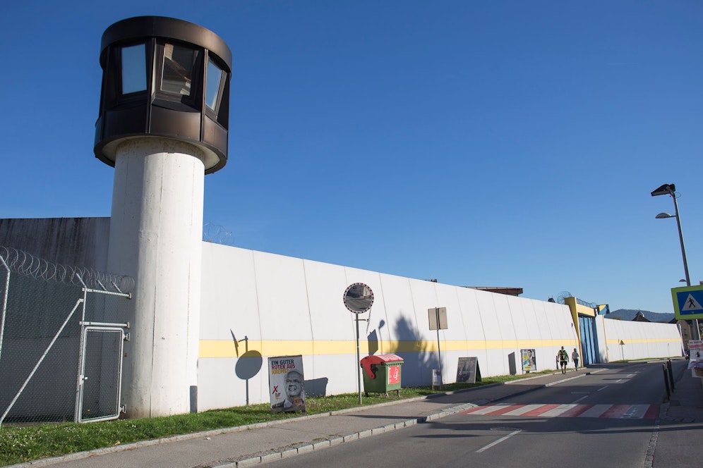 Die Justizanstalt Stein: Hinter den Gemäuern kam es zu einem größeren Corona-Cluster.