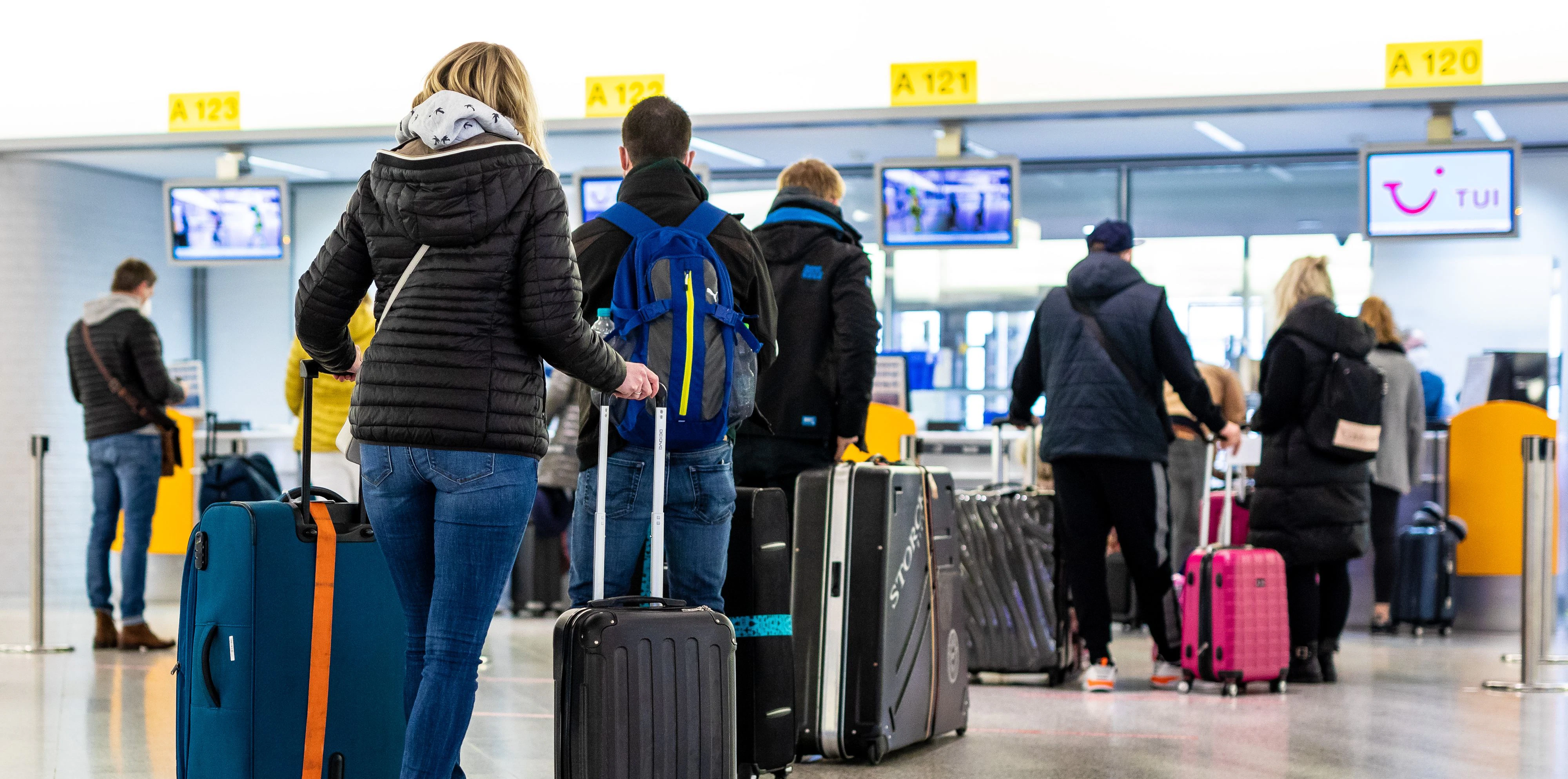 Download von www.picturedesk.com am 21.03.2021 (19:10).  21 March 2021, Lower Saxony, Langenhagen: Passengers with the destination Mallorca stand at the check-in at Hannover-Langenhagen Airport. From Hanover, the largest travel group Tui flies from Sunday after a long forced break again the first holidaymakers to Mallorca. The expiry of the travel warning for the Balearic Islands makes this possible. Photo: Moritz Frankenberg/dpa - 20210321_PD1538 - Rechteinfo: Rights Managed (RM)