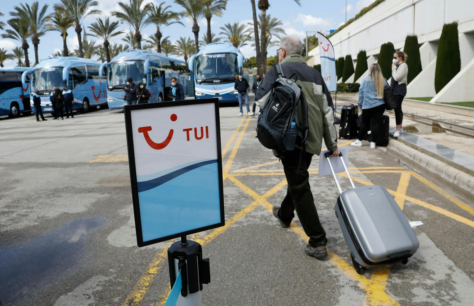 Deutsche Touristen bei der Ankunft am Flughafen in Palma de Mallorca.