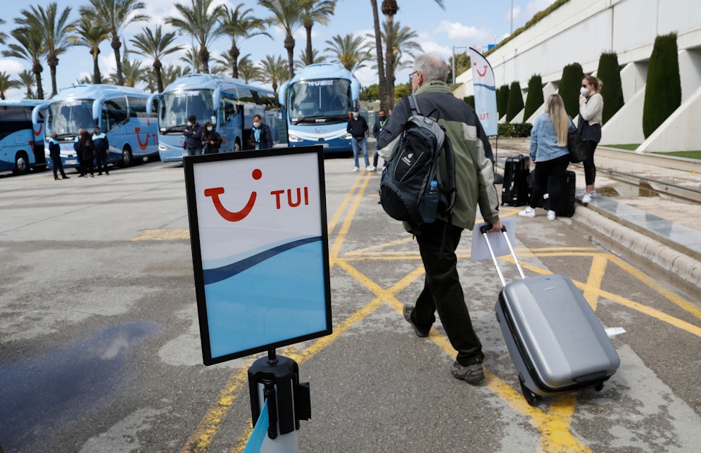 Deutsche Touristen bei der Ankunft am Flughafen in Palma de Mallorca.