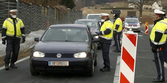 Die Polizei kontrolliert die Ausreise stichprobenartig.