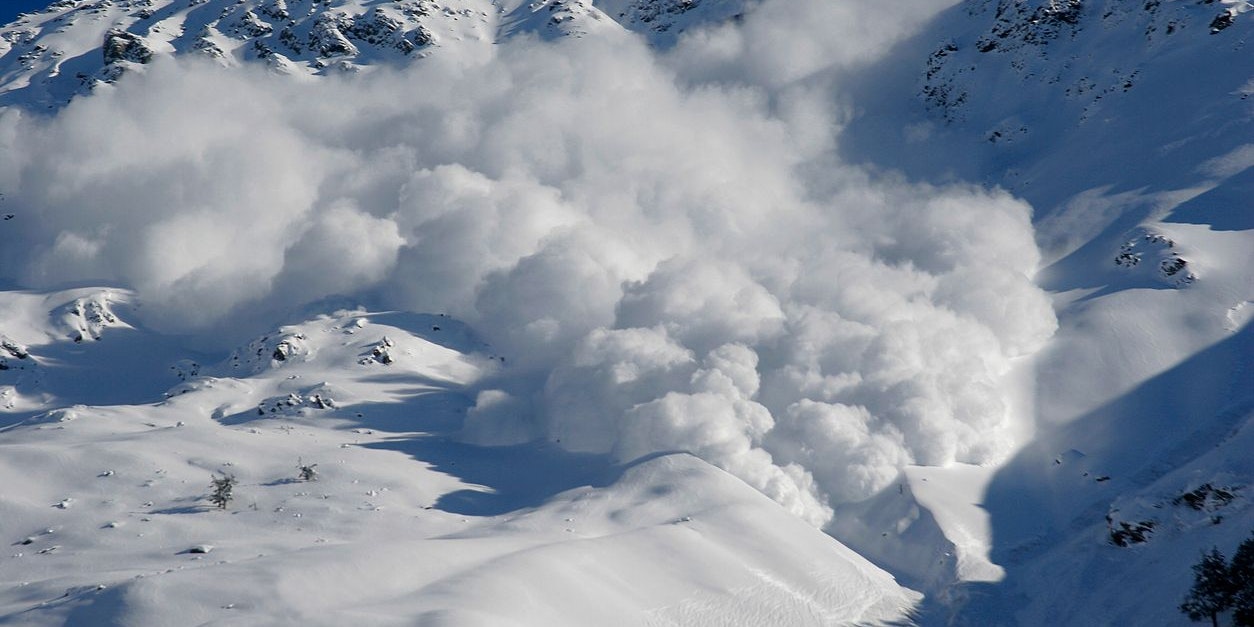 Ein 20-Jähriger wurde von einer Lawine erfasst.