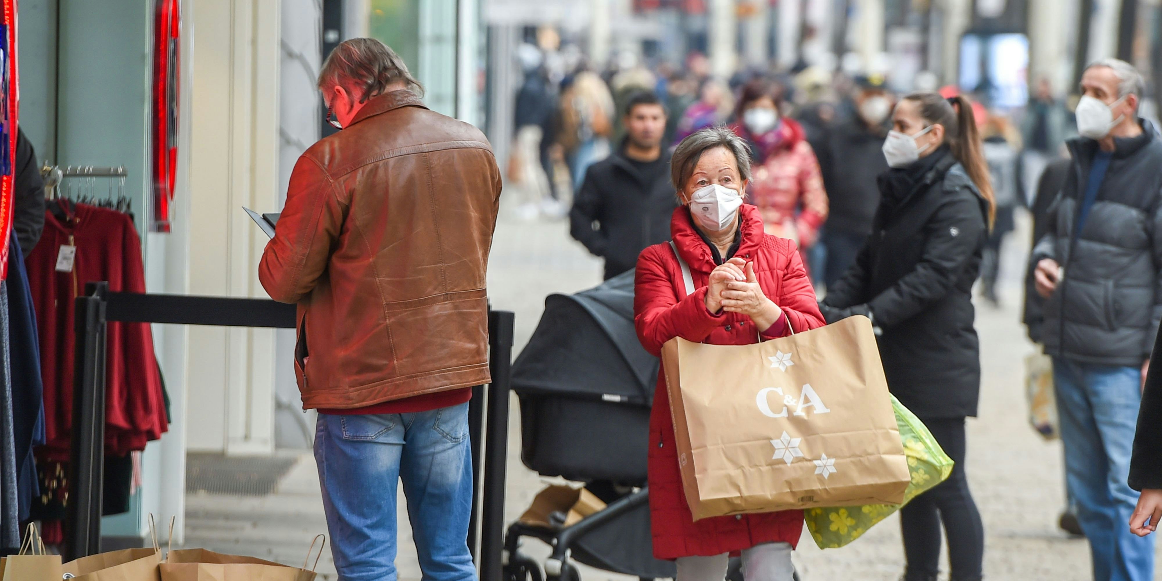 Download von www.picturedesk.com am 22.03.2021 (12:03).  (210208) -- VIENNA, Feb. 8, 2021 (Xinhua) -- Pedestrians walk on a shopping street in Vienna, Austria, Feb. 8, 2021. The Austrian government has announced measures of "gentle relaxation" -- going into effect from Feb. 8 -- in lieu of the country's third lockdown that has been in place since Dec. 26, 2020 to contain the coronavirus Schools, stores, and cultural venues such as museums and zoos were allowed to reopen under strict precautionary measures. (Xinhua/Guo Chen).Xinhua News Agency / eyevine :...http://. - 20210208_PD8101 - Rechteinfo: Rights Managed (RM)