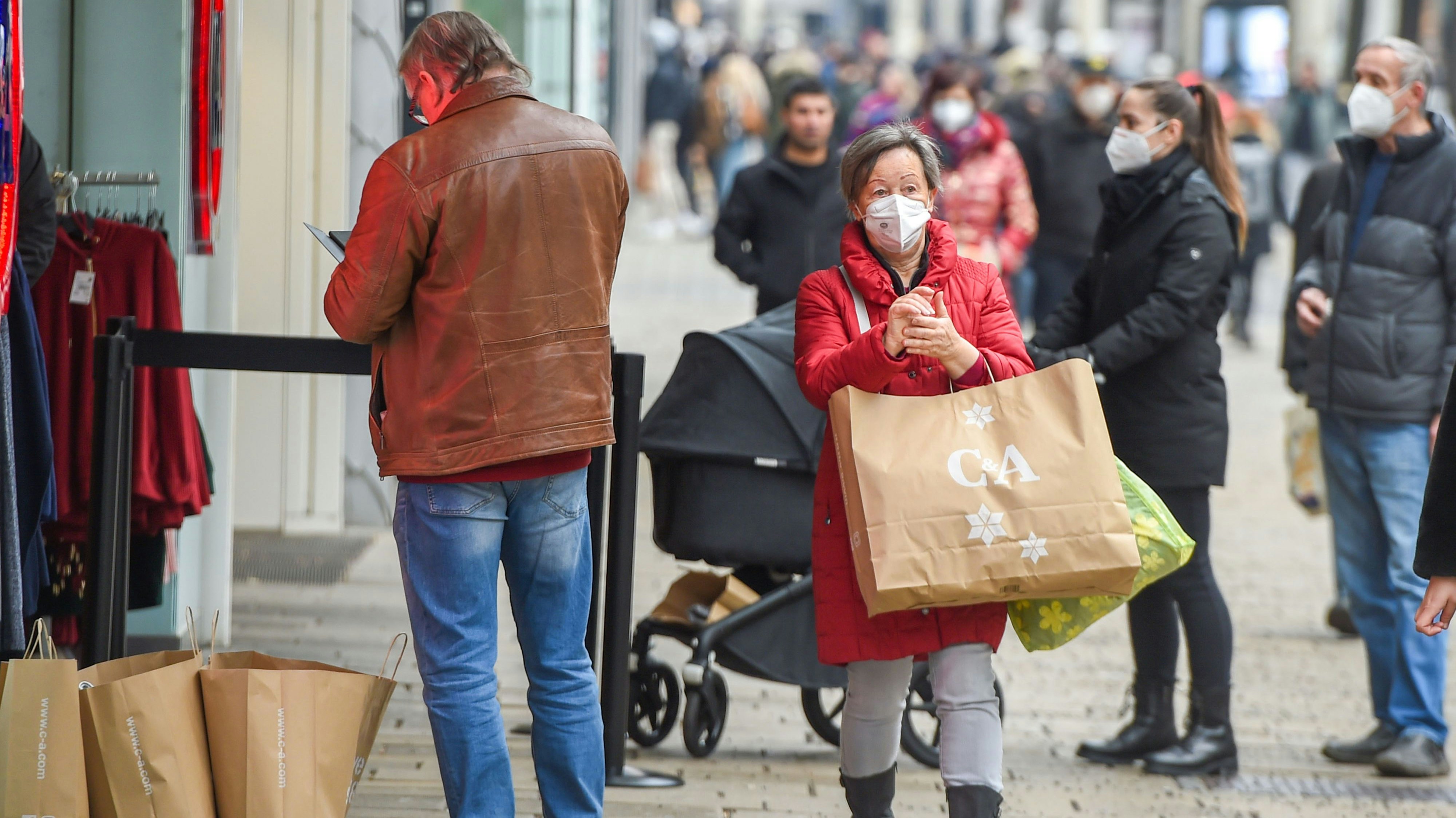 Download von www.picturedesk.com am 22.03.2021 (12:03).  (210208) -- VIENNA, Feb. 8, 2021 (Xinhua) -- Pedestrians walk on a shopping street in Vienna, Austria, Feb. 8, 2021. The Austrian government has announced measures of "gentle relaxation" -- going into effect from Feb. 8 -- in lieu of the country's third lockdown that has been in place since Dec. 26, 2020 to contain the coronavirus Schools, stores, and cultural venues such as museums and zoos were allowed to reopen under strict precautionary measures. (Xinhua/Guo Chen).Xinhua News Agency / eyevine :...http://. - 20210208_PD8101 - Rechteinfo: Rights Managed (RM)