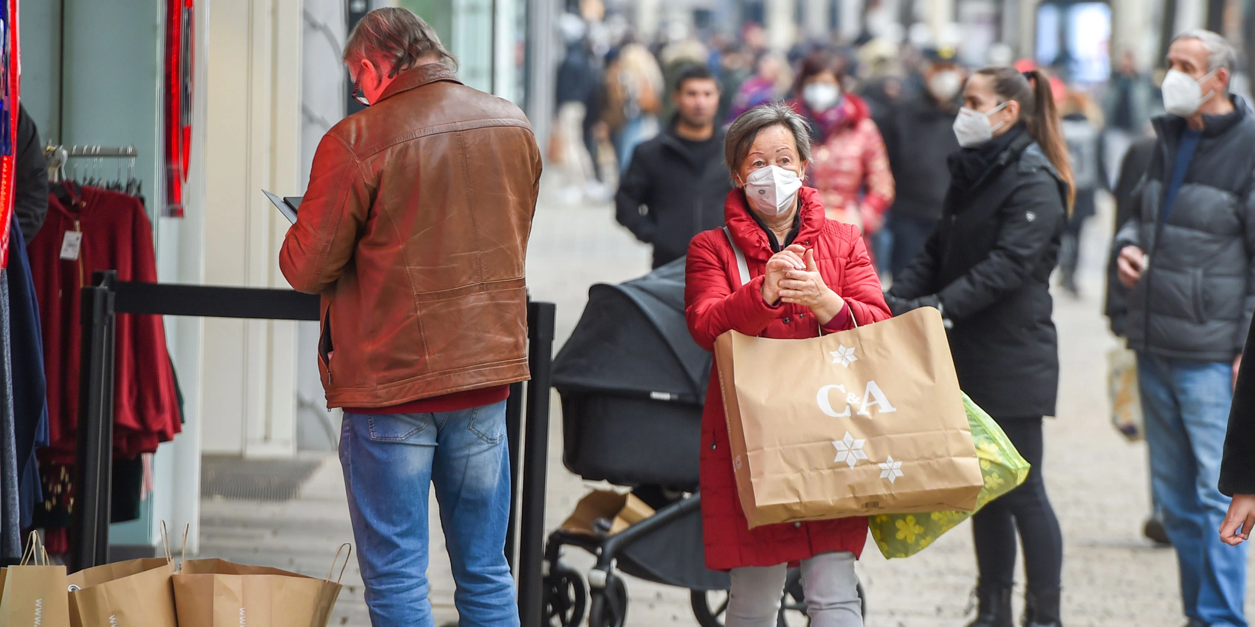 Download von www.picturedesk.com am 22.03.2021 (12:03).  (210208) -- VIENNA, Feb. 8, 2021 (Xinhua) -- Pedestrians walk on a shopping street in Vienna, Austria, Feb. 8, 2021. The Austrian government has announced measures of "gentle relaxation" -- going into effect from Feb. 8 -- in lieu of the country's third lockdown that has been in place since Dec. 26, 2020 to contain the coronavirus Schools, stores, and cultural venues such as museums and zoos were allowed to reopen under strict precautionary measures. (Xinhua/Guo Chen).Xinhua News Agency / eyevine :...http://. - 20210208_PD8101 - Rechteinfo: Rights Managed (RM)