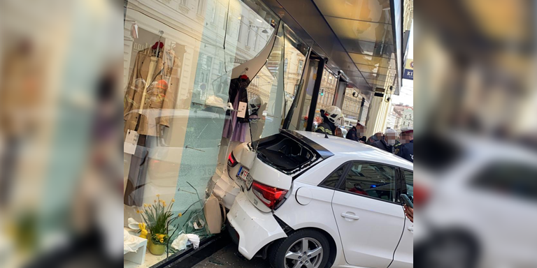 Ein Autofahrer krachte am Montag in eine Auslage