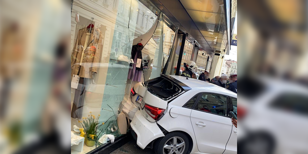 Ein Autofahrer krachte am Montag in eine Auslage