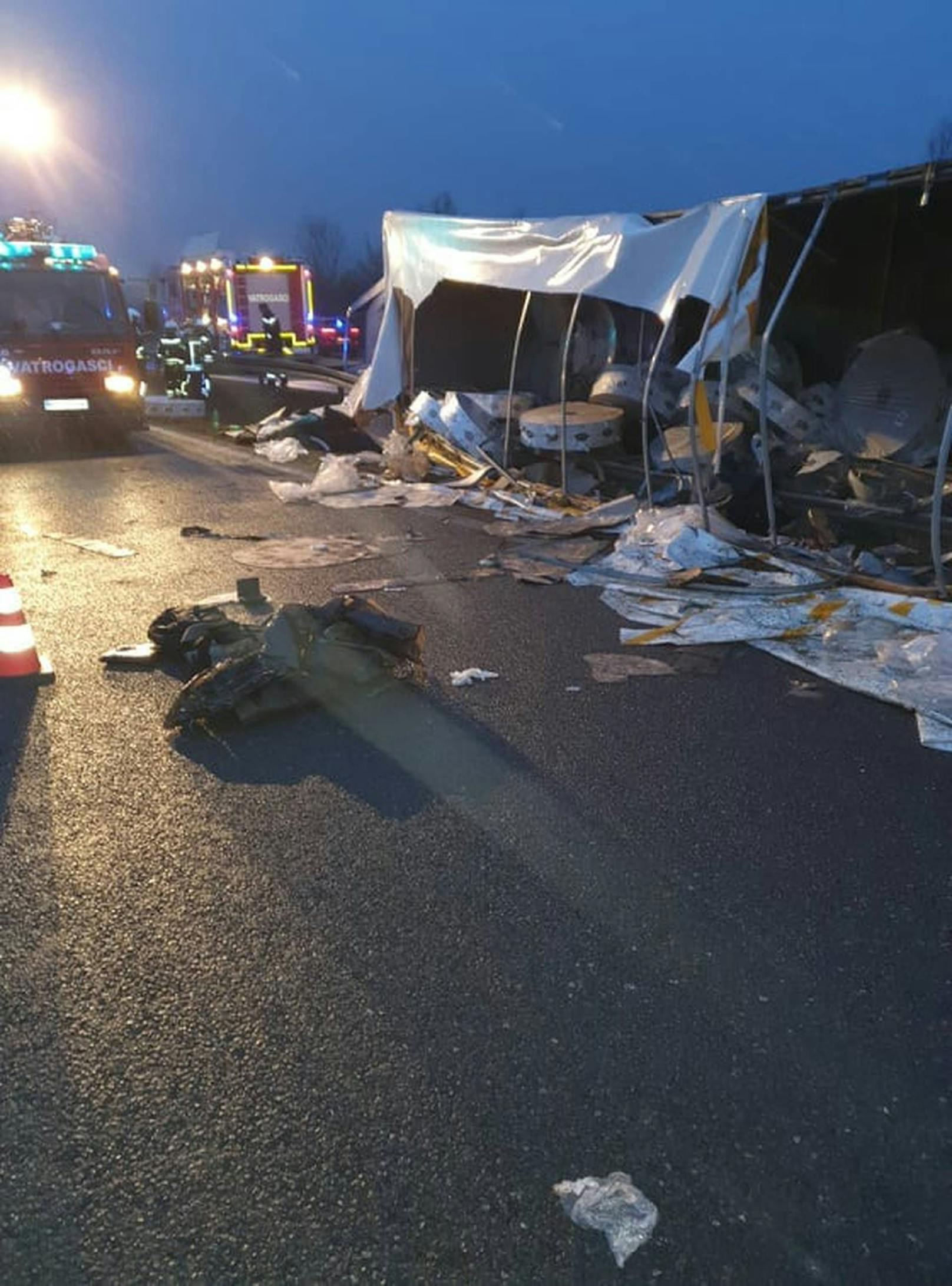 In der Nacht von Sonntag auf Montag ereignete sich auf der kroatischen Autobahn A3 Bregana-Lipovac auf der Höhe von Okučani ein Unfall mit Todesfolge.&nbsp;