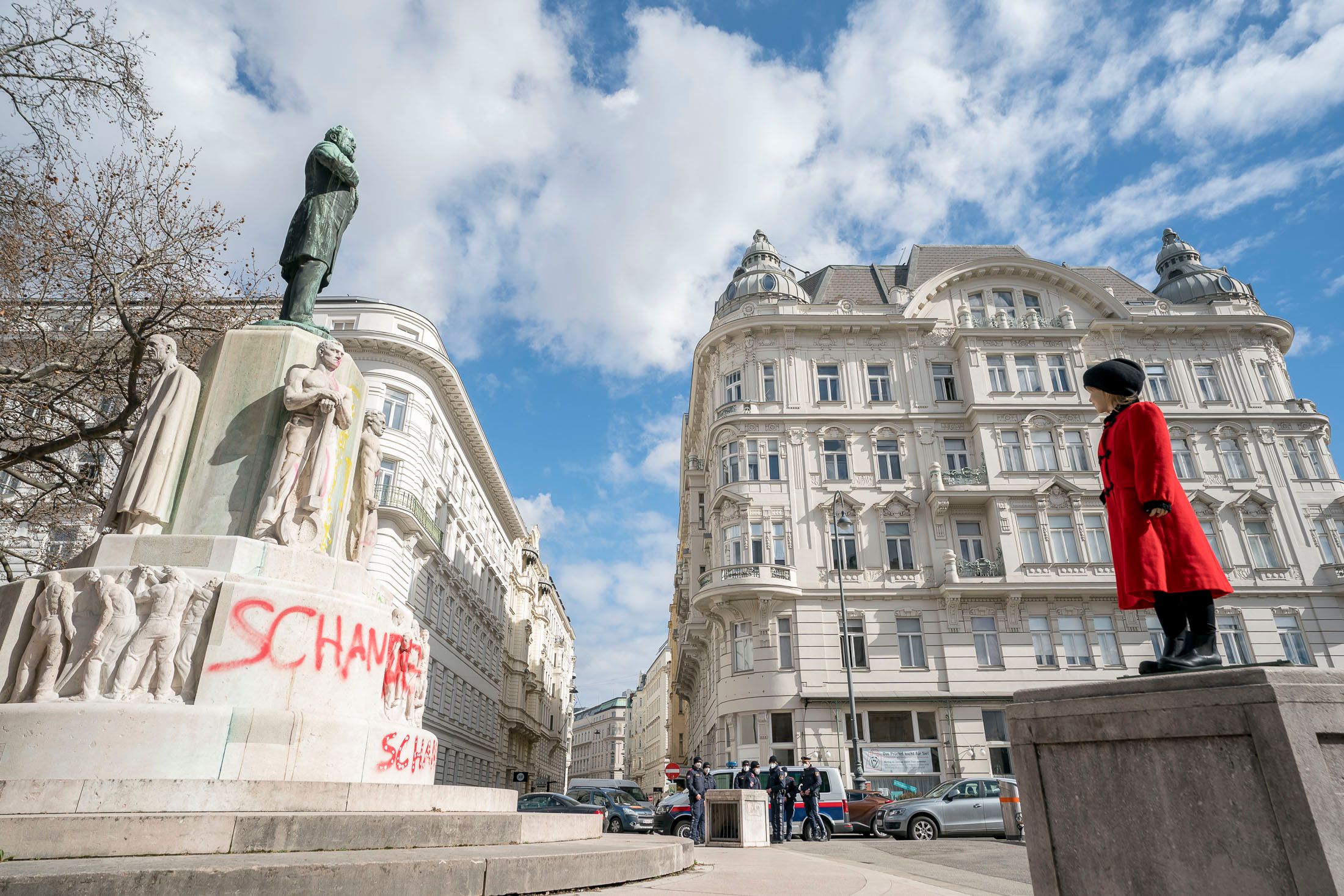 Das Mädchen mit dem roten Mantel, aus dem film "Schindlers Liste", wird von den Grün-Politikern Alexander Hirschenhauser und Niki Kunrath vor dem Lueger-Denkmal in der Wiener City aufgestellt und enthüllt.