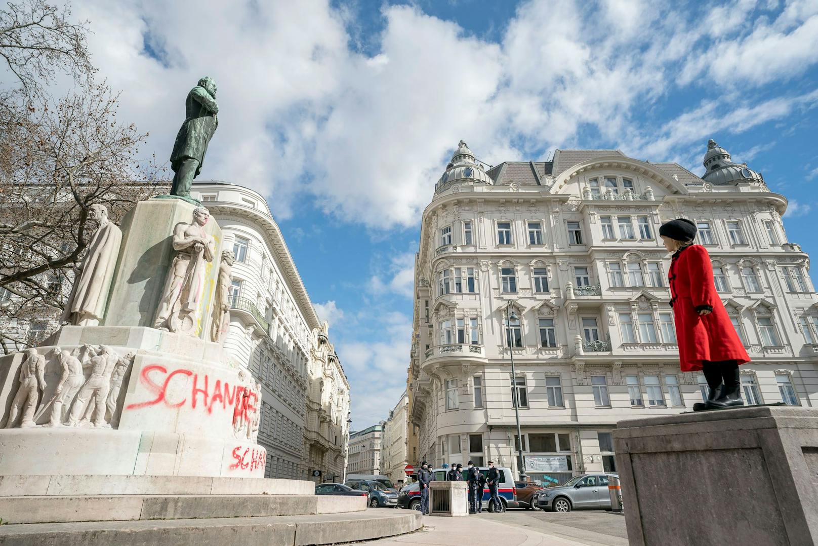 Das Mädchen mit dem roten Mantel, aus dem film "Schindlers Liste", wird von den Grün-Politikern Alexander Hirschenhauser und Niki Kunrath vor dem Lueger-Denkmal in der Wiener City aufgestellt und enthüllt.