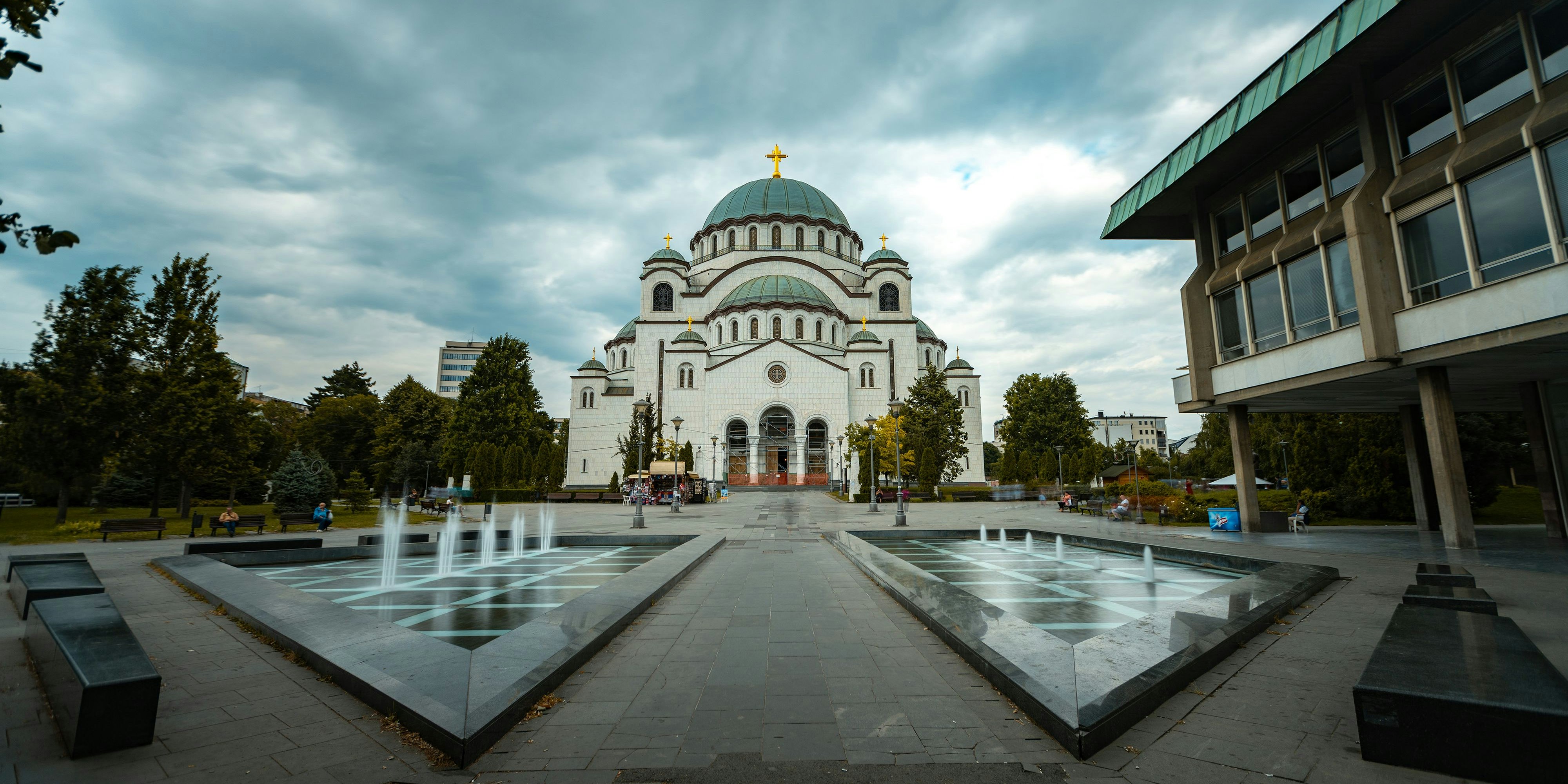 Download von www.picturedesk.com am 22.03.2021 (09:24).  Low angle view of Temple of Saint Sava with fountain in foreground in Belgrade city - 20190723_PD12926 - Rechteinfo: Rights Managed (RM) Model Released