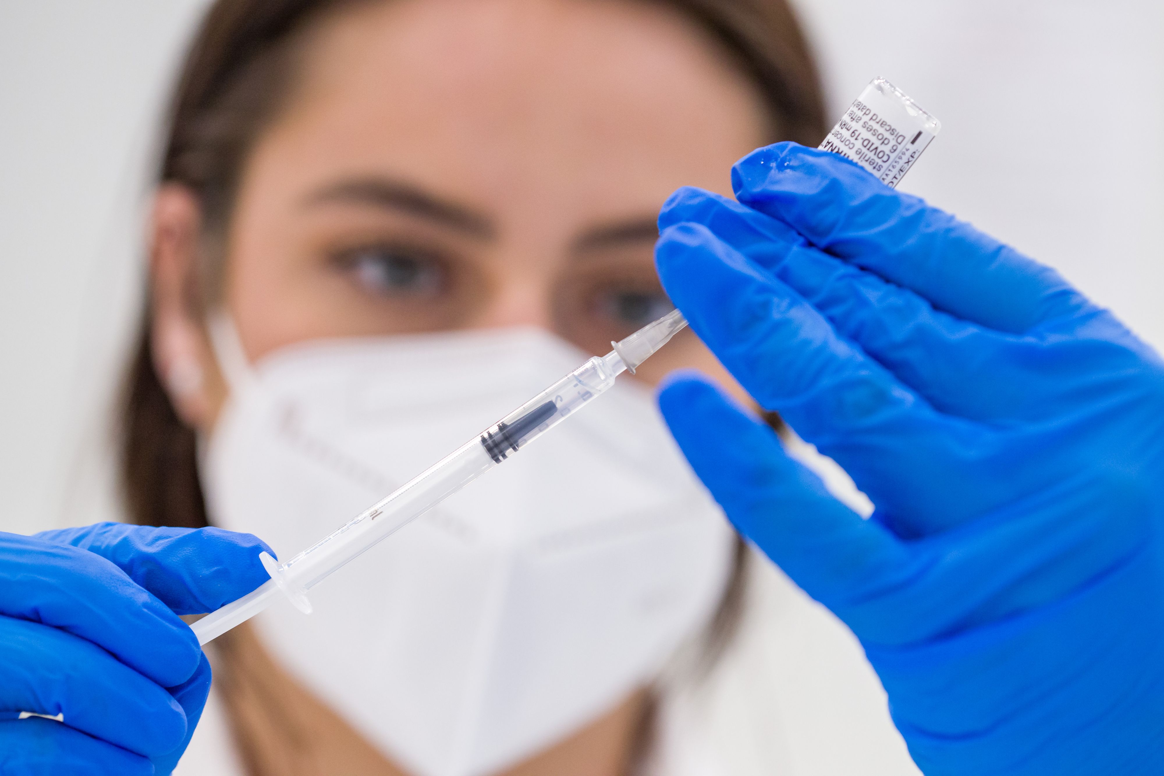 Eine Dosis Corona-Vakzin wird aus einer Ampulle entnommen. Symbolbild