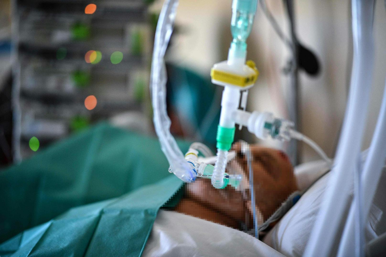 Ein Patient auf einer Corona-Intensivstation. Symbolbild