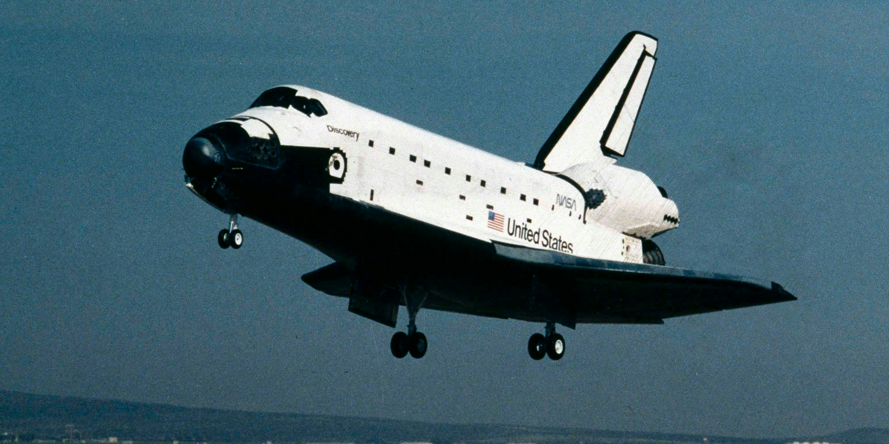 Download von www.picturedesk.com am 22.03.2021 (18:32).  *** SERVICEBILD *** In this photo provided by NASA, space shuttle Discovery prepares to touch down on the dry lake bed at Edwards Air Force Base in California, Oct. 3, 1988, following the first successful space mission since the Challenger disaster over two years ago. (AP Photo/NASA) - 19881003_PD0026 - Rechteinfo: Servicebild (SB) Bei diesem Bild ist PictureDesk ausschließlich technischer Dienstleister und stellt eine technische Bearbeitungsgebühr in Rechnung. PictureDesk ist weder Urheber noch Rechteinhaber. Die Nutzung liegt in alleiniger Verantwortung des Kunden.