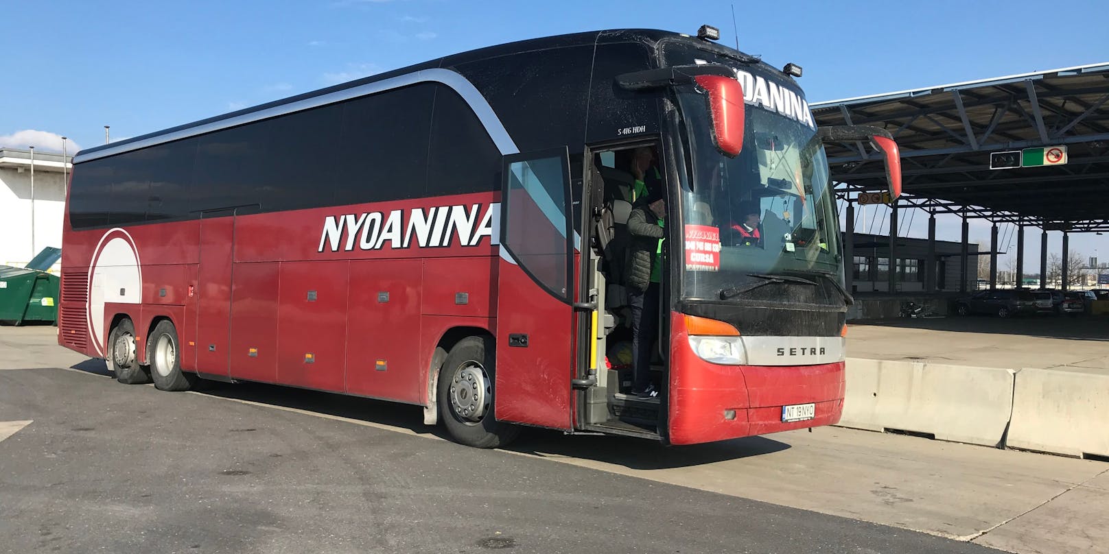 Bei der Ausreise aus Österreich wurde ein rumänischer Reisebus in Nickelsdorf, Bezirk Neusiedl am See, von der Polizei angehalten und die Lenker wegen mehrerer Übertretungen angezeigt.