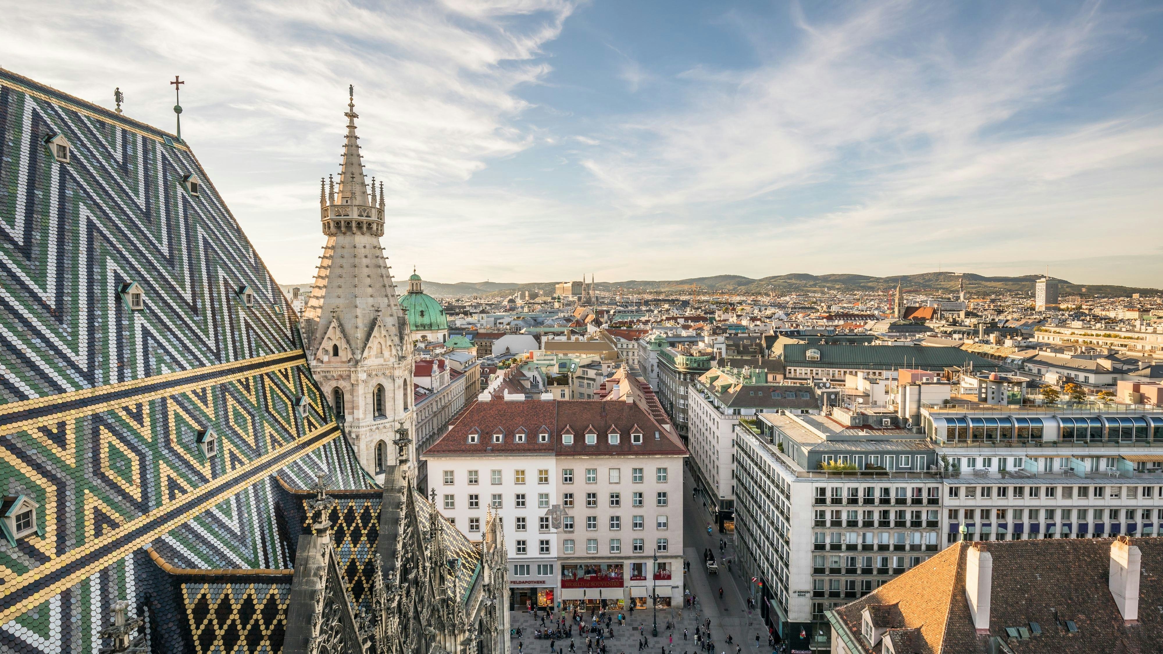 Heute.at - Unfassbare Aktion: Vermummte klettern auf Stephansdom