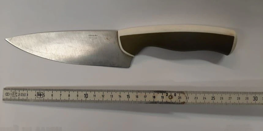 Polizist mit Küchenmesser bedroht