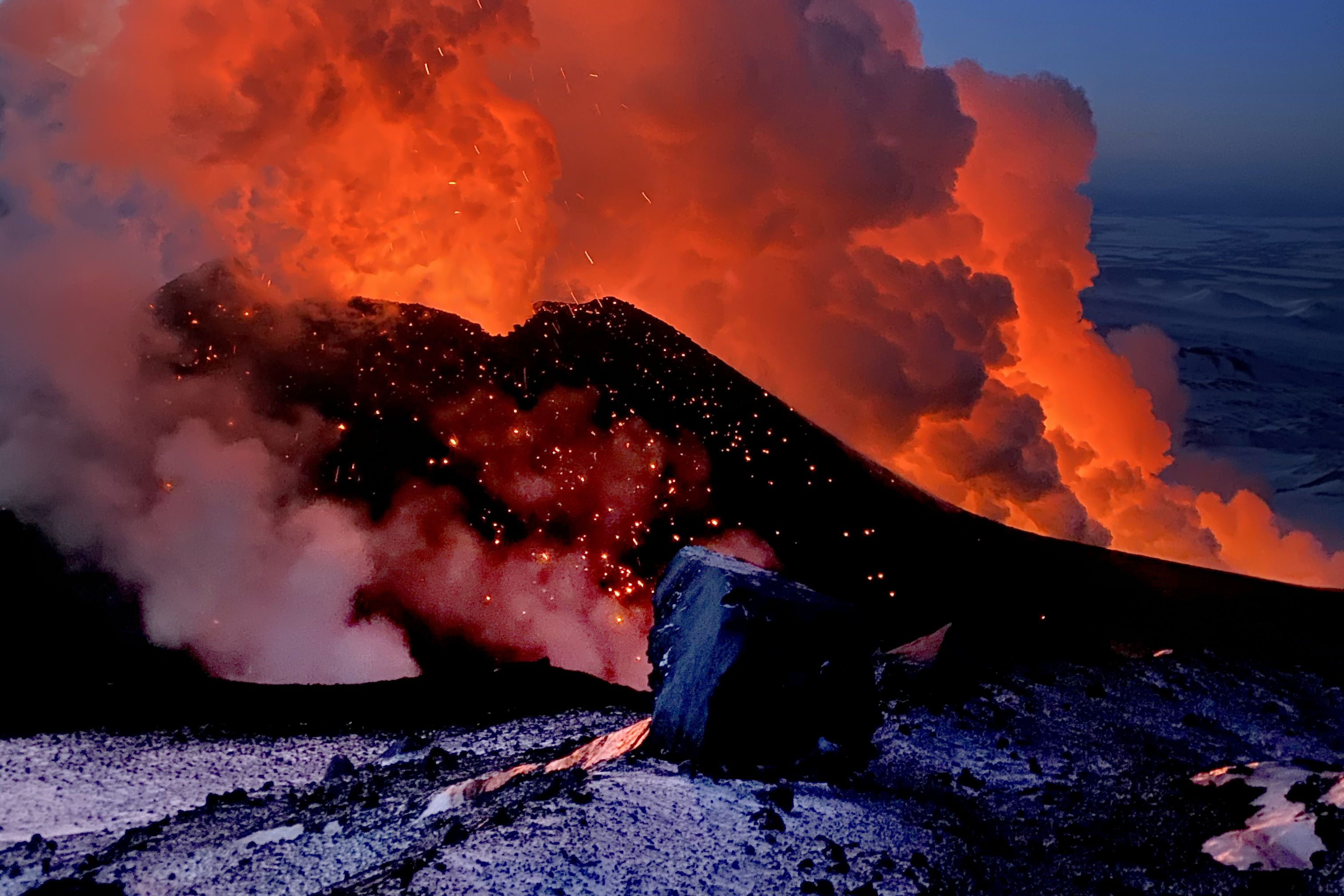 Download von www.picturedesk.com am 22.03.2021 (14:22).  KAMCHATKA TERRITORY, RUSSIA - MARCH 8, 2021: An eruption of Klyuchevskaya Sopka, a stratovolcano in Kamchatka, on Russia's Pacific coast. On 18 February 2021, the formation of two parallel fissures occurred on the side of the volcano, with about 250 metres between them. Boris Smirnov/TASS - 20210308_PD13041 - Rechteinfo: Rights Managed (RM)