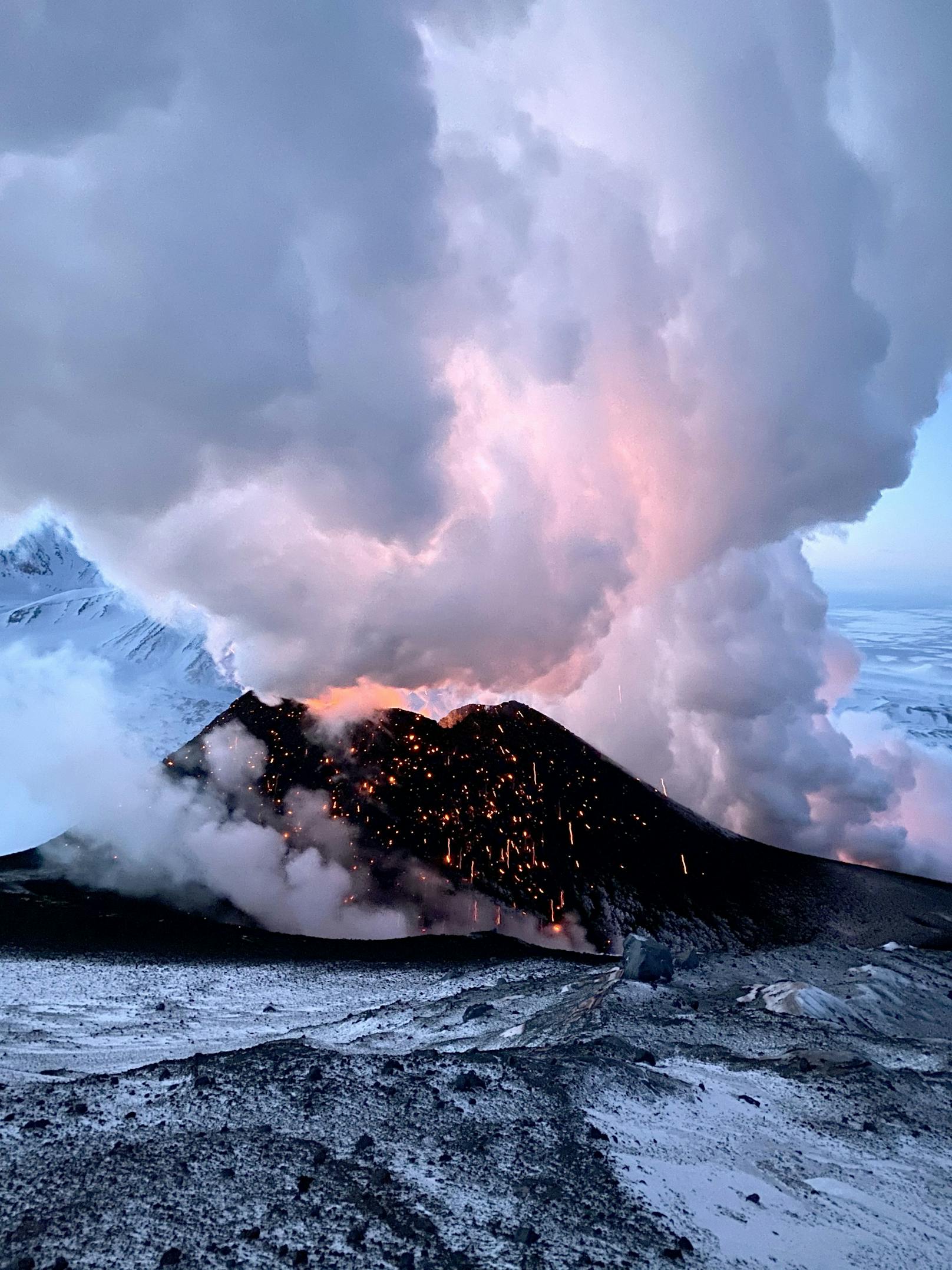 Bilder des Ausbruch des Kljutschewskoi-Vulkans auf der russischen Kamtschatka-Halbinsel, März 2021.
