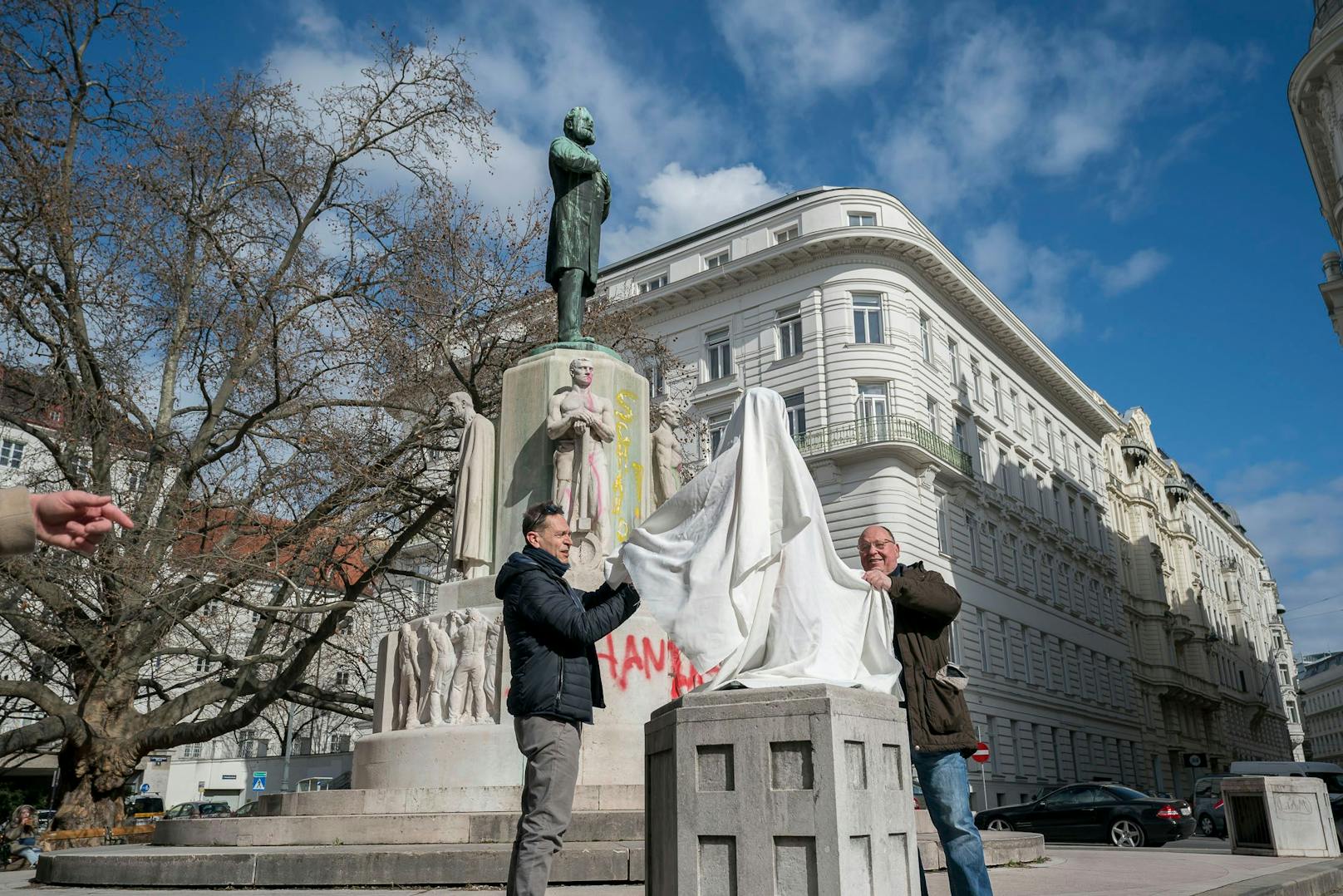 Das Mädchen mit dem roten Mantel, aus dem Film "Schindlers Liste", wird von den Grün-Politikern Alexander Hirschenhauser und Niki Kunrath vor dem Lueger-Denkmal in der Wiener City aufgestellt und enthüllt.