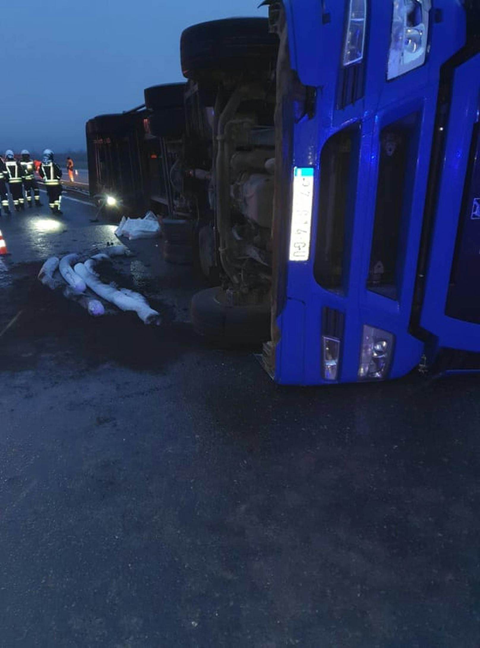 Gegen drei Uhr nachts wurde die Polizei darüber informiert, dass ein Lkw mit serbischen Kennzeichen auf der A3-Autobahn (in Richtung Zagreb) verunfallt ist.