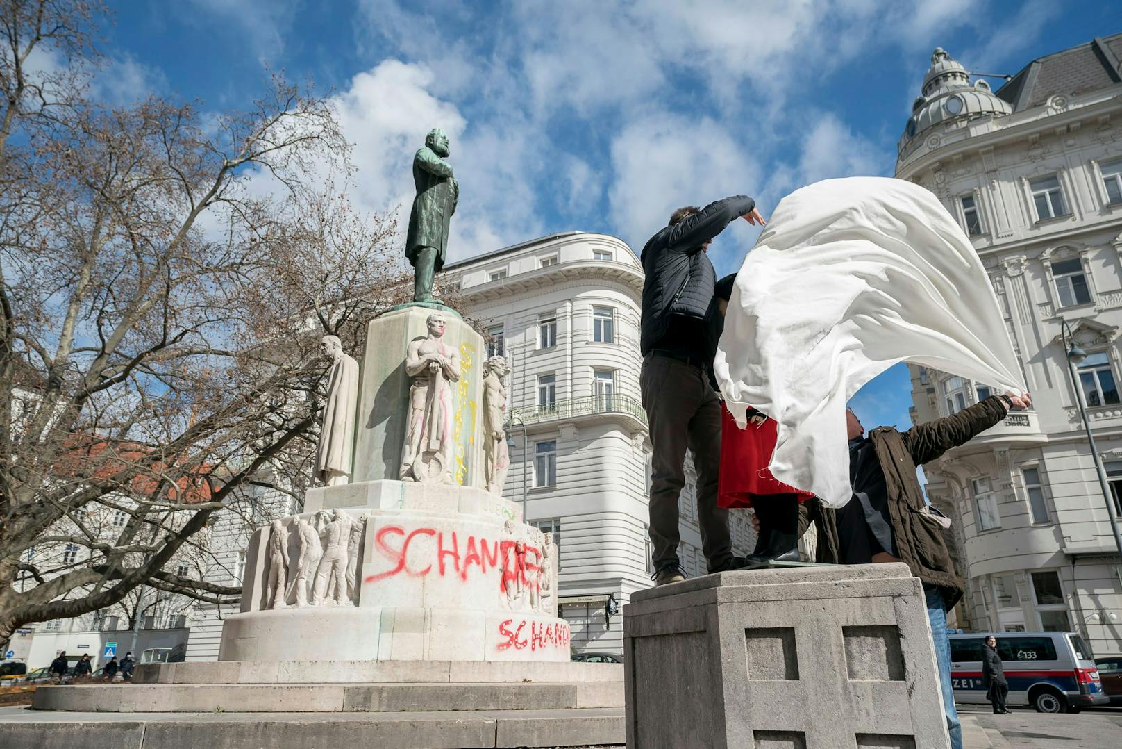 Das Mädchen mit dem roten Mantel, aus dem Film "Schindlers Liste", wird von den Grün-Politikern Alexander Hirschenhauser und Niki Kunrath vor dem Lueger-Denkmal in der Wiener City aufgestellt und enthüllt.