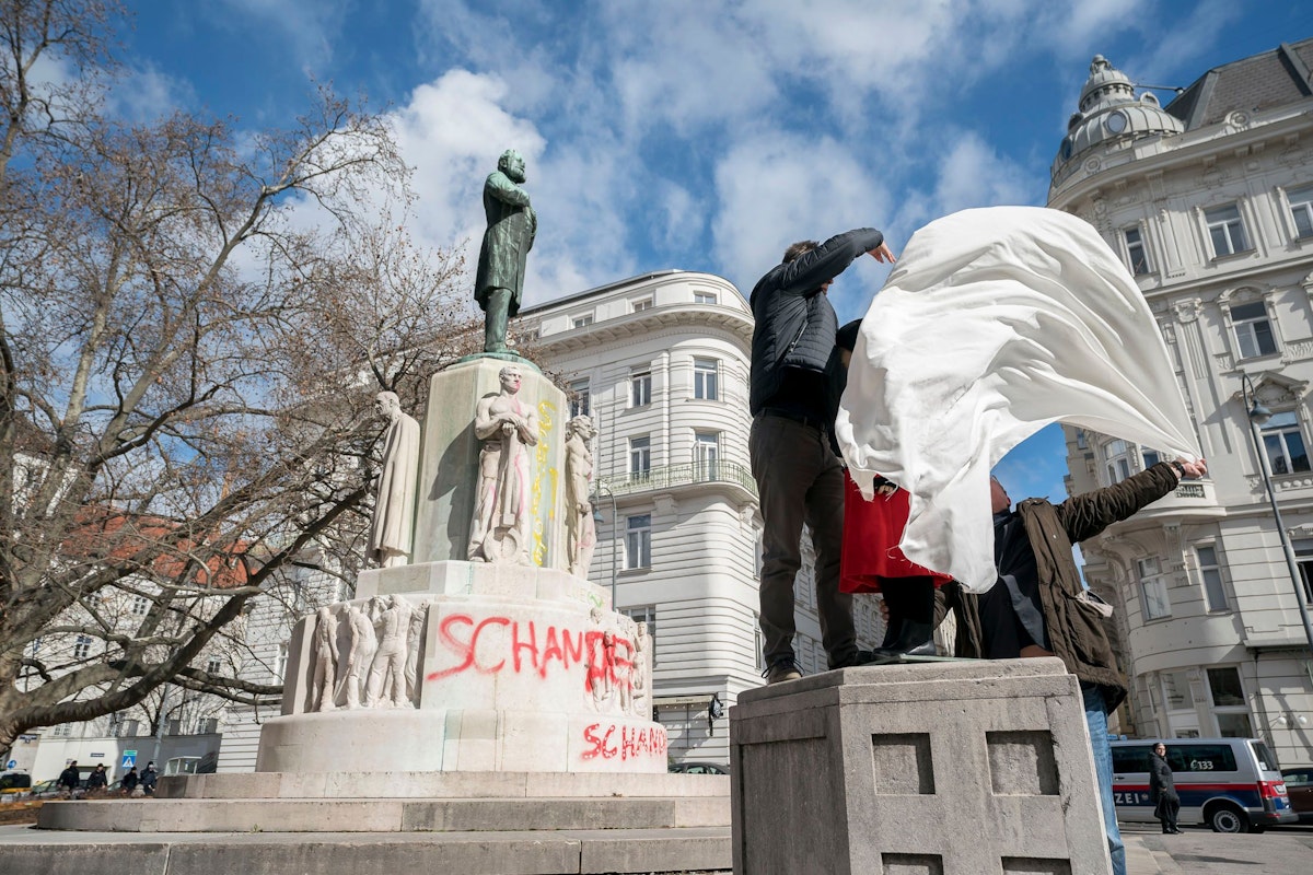 Das Mädchen mit dem roten Mantel, aus dem film "Schindlers Liste", wird von den Grün-Politikern Alexander Hirschenhauser und Niki Kunrath vor dem Lueger-Denkmal in der Wiener City aufgestellt und enthüllt.