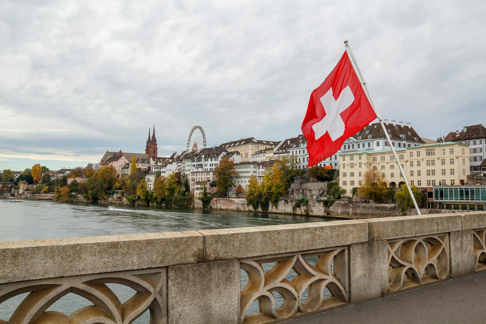 Schweizer Fahne über dem Rhein in Basel. Symbolbild