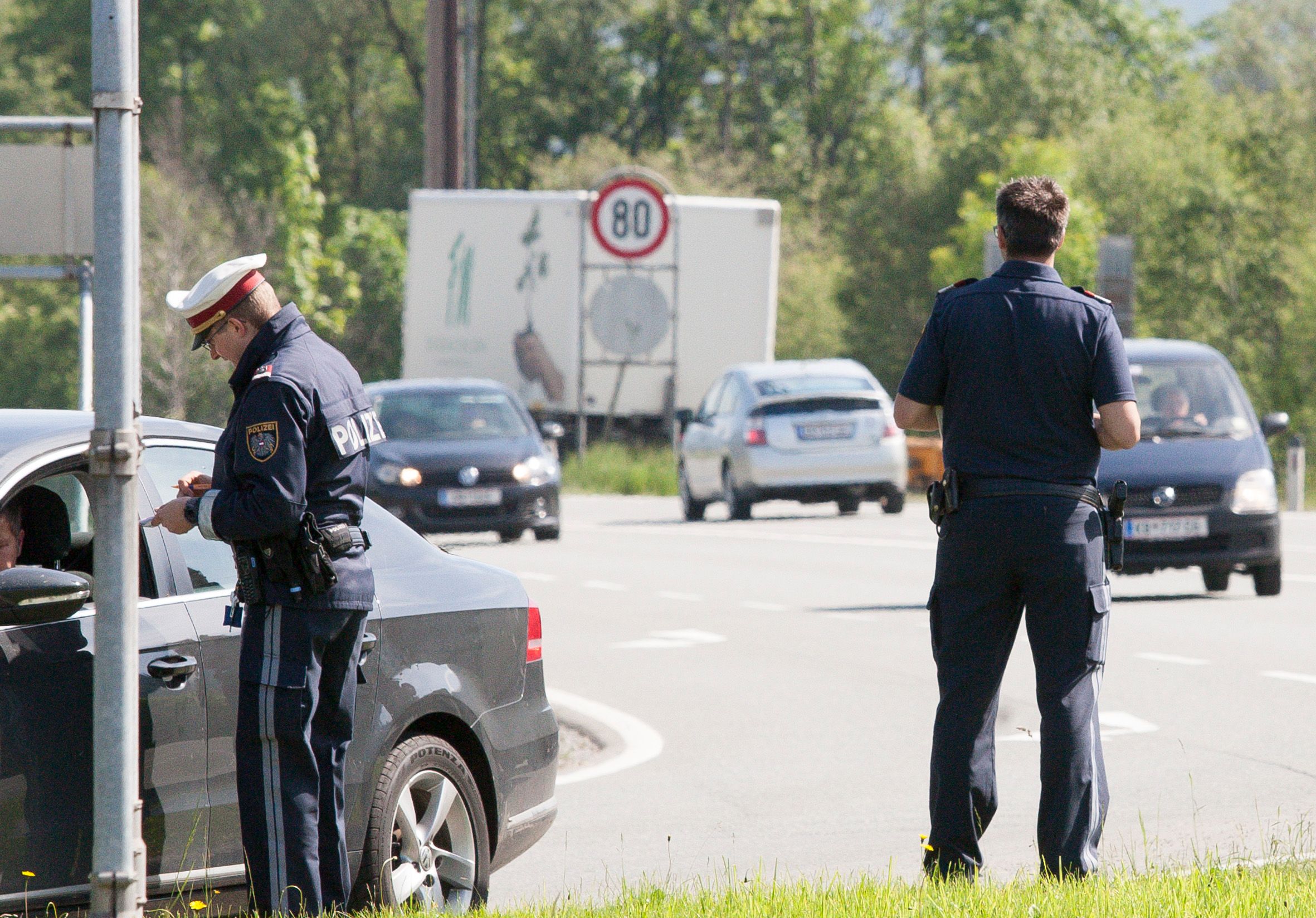 Dem Lenker wurde noch an Ort und Stelle der Führerschein abgenommen. Symbolbild. 