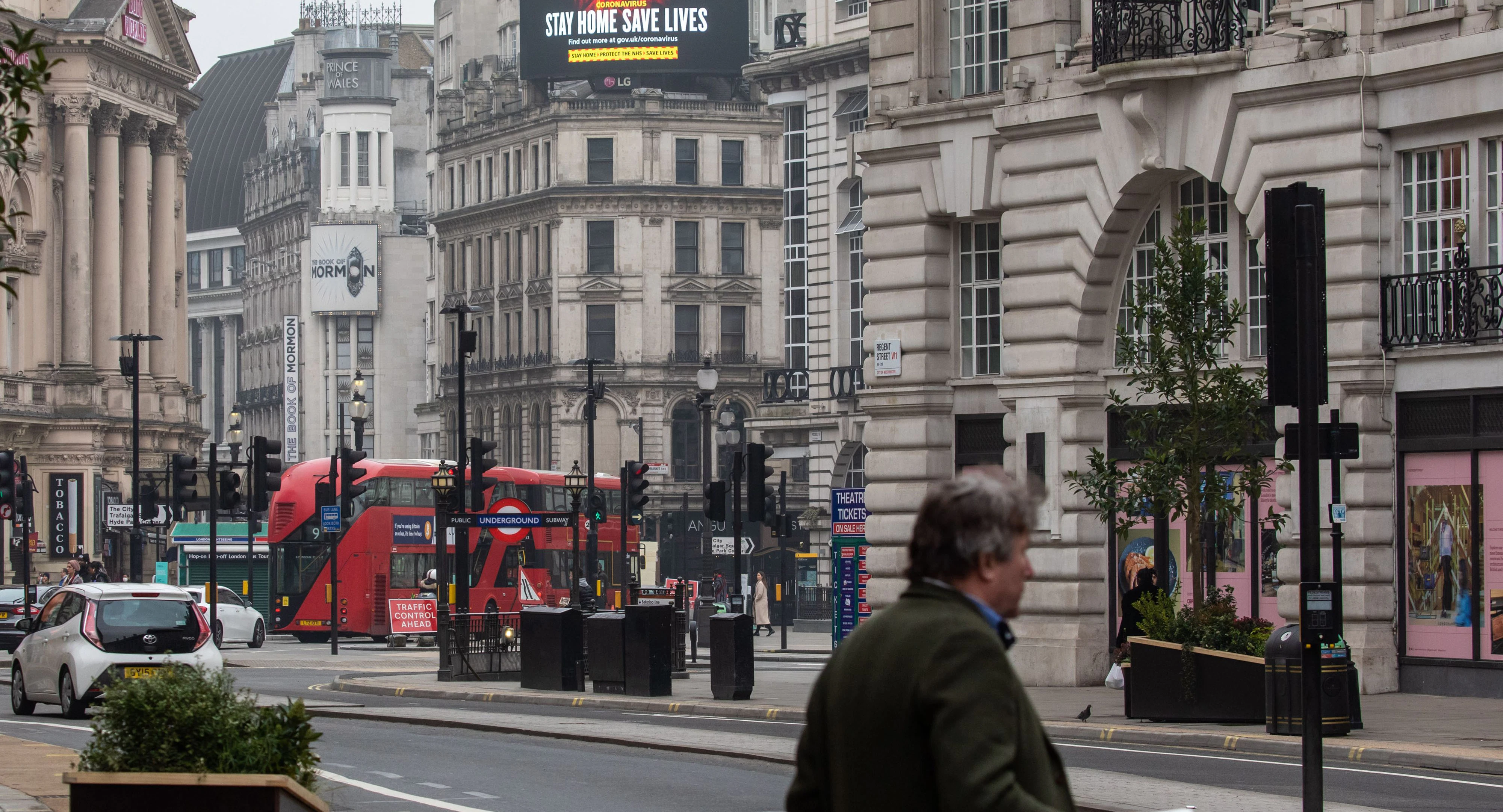 Download von www.picturedesk.com am 22.03.2021 (16:05).  London, UK. A government Covid-19 information sign looms high above Piccadilly Circus. Today, the Chancellor of the Exchequer, Rishi Sunak delivered his budget in a speech in the House of Commons where he will outlined help for retail, pubs, housing and the extension of the furlough scheme as he vows he will do whatever it takes to get the economy back on track. .© Alex Lentati / eyevine :.. .http:/// - 20210303_PD16041 - Rechteinfo: Rights Managed (RM)