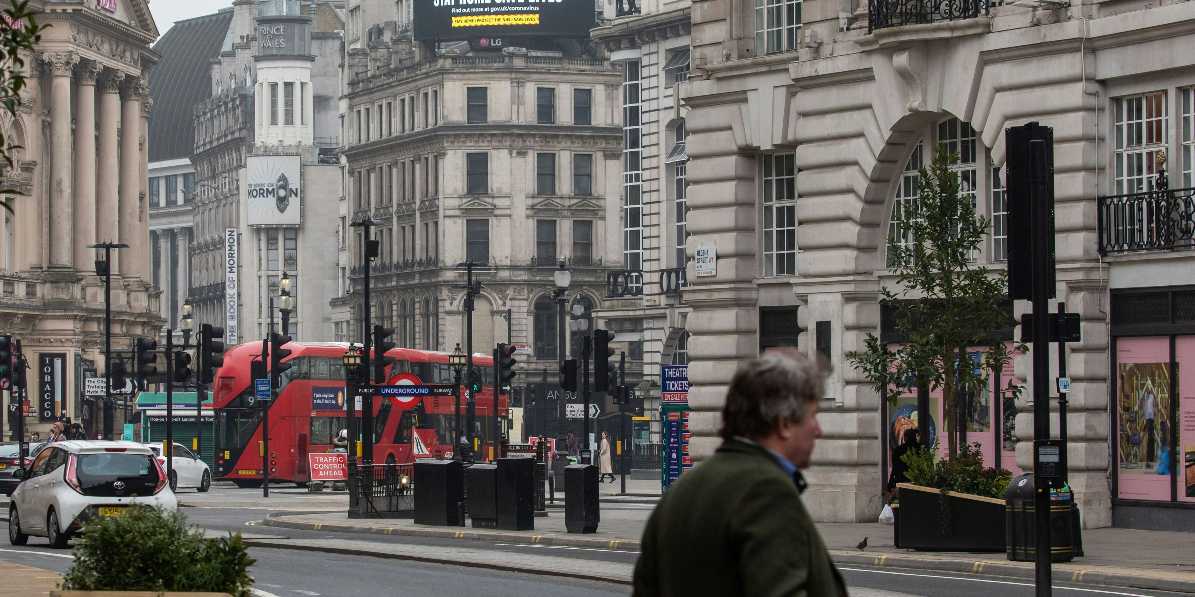 Download von www.picturedesk.com am 22.03.2021 (16:05).  London, UK. A government Covid-19 information sign looms high above Piccadilly Circus. Today, the Chancellor of the Exchequer, Rishi Sunak delivered his budget in a speech in the House of Commons where he will outlined help for retail, pubs, housing and the extension of the furlough scheme as he vows he will do whatever it takes to get the economy back on track. .© Alex Lentati / eyevine :.. .http:/// - 20210303_PD16041 - Rechteinfo: Rights Managed (RM)