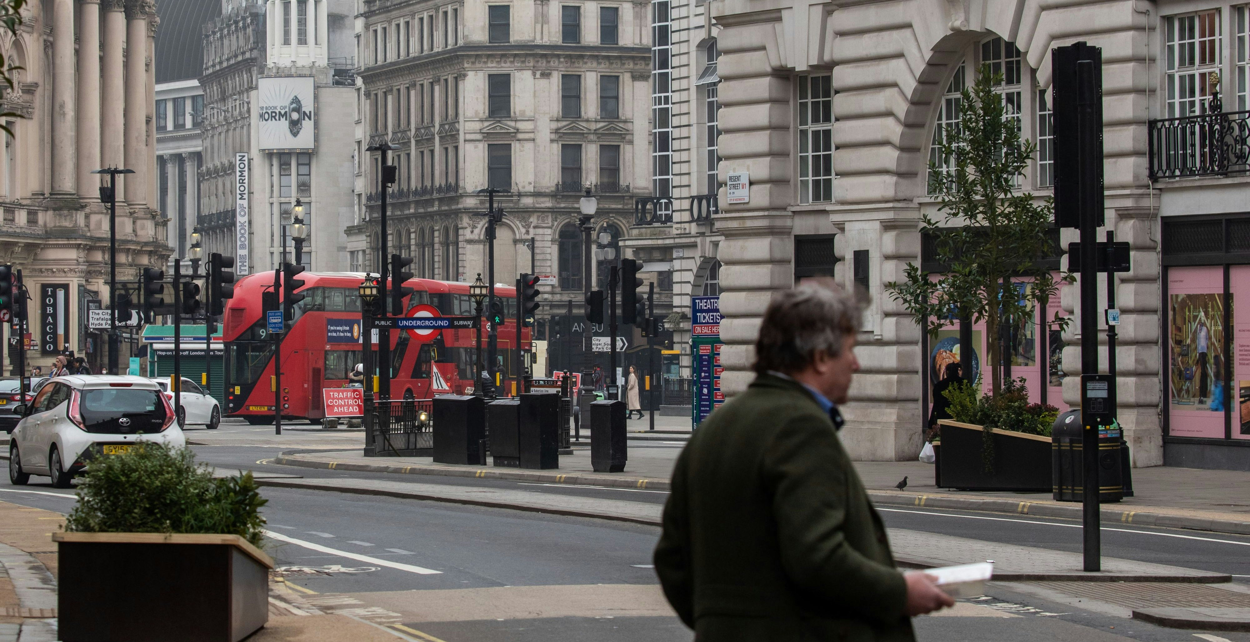 Download von www.picturedesk.com am 22.03.2021 (16:05).  London, UK. A government Covid-19 information sign looms high above Piccadilly Circus. Today, the Chancellor of the Exchequer, Rishi Sunak delivered his budget in a speech in the House of Commons where he will outlined help for retail, pubs, housing and the extension of the furlough scheme as he vows he will do whatever it takes to get the economy back on track. .© Alex Lentati / eyevine :.. .http:/// - 20210303_PD16041 - Rechteinfo: Rights Managed (RM)