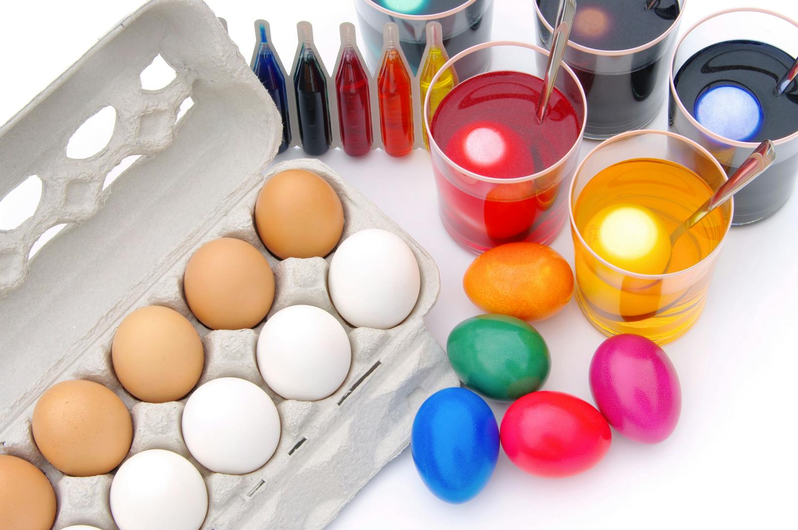 <strong>Tipp 2:</strong> Außerdem eignen sich weiße Eier besser als braune, weil die Farben schöner werden.