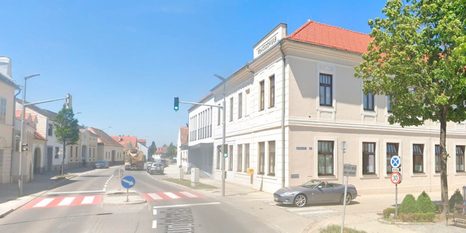 Die Volksschule Trausdorf liegt mitten im Ortszentrum gegenüber der Pfarrkirche