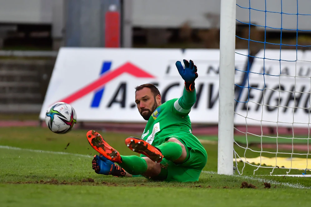 Riegler pariert den Elfmeter von Tadic gegen Hartberg.&nbsp;