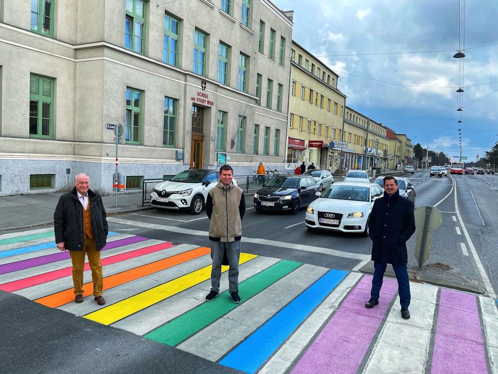 Bezirksvorsteher-Stellvertreter Gerhard Blöschl, Nikola Metikos, Elternvertreter der VS Laaer Berg und Bezirksvorsteher Marcus Franz (SPÖ, v.l.)