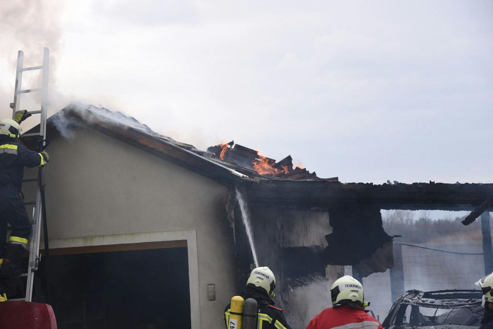 Carport und Garage standen in Flammen