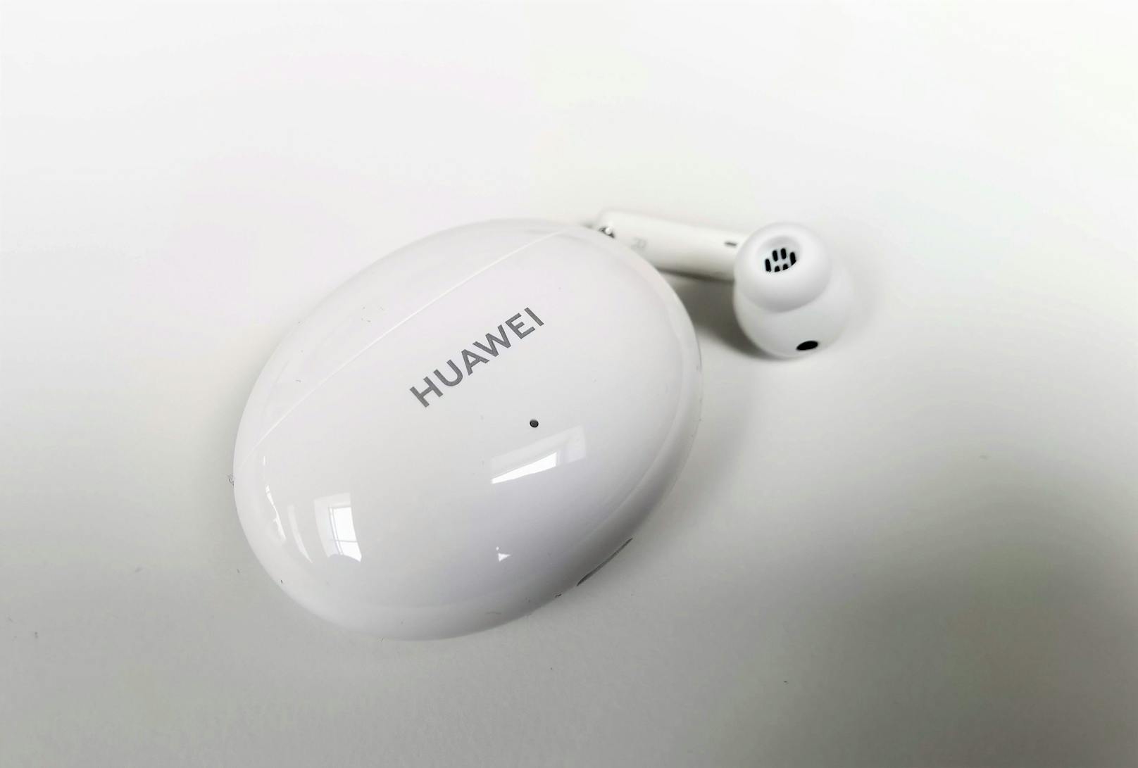 Die Kopfhörer haben sich beim Design etwas im Vergleich zu den Vorgängern verändert. Das Lade-Case ist nun oval, fast Ei-förmig und in schwarzer oder weißer Hochglanz-Optik.