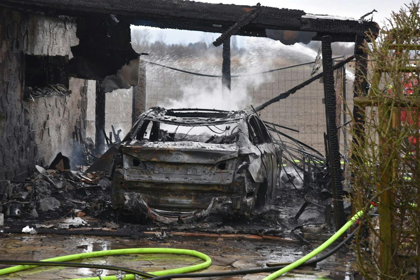 Carport und Garage standen in Flammen