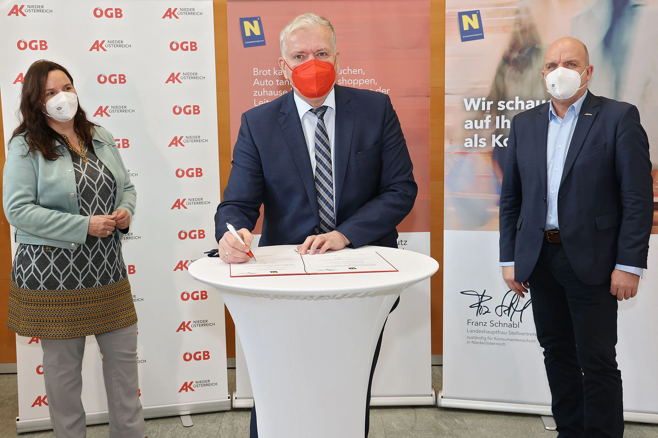 Pressekonferenz ‚Bilanz PRO Konsument‘ mit LHStv. Franz Schnabl, AK-Präsident Markus Wieser und der Obfrau des Vereins PRO Konsument Bettina Heise. 