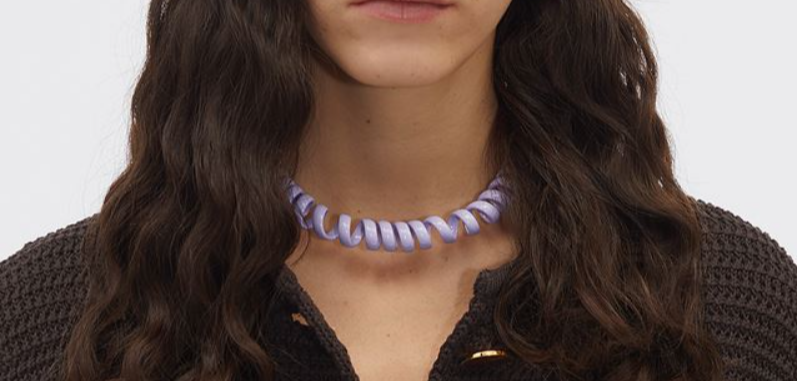 Ein Schmuck, der die Modegemüter erhitzt: Bottega Veneta brachte die "Telefonschnur" aus Silber heraus.