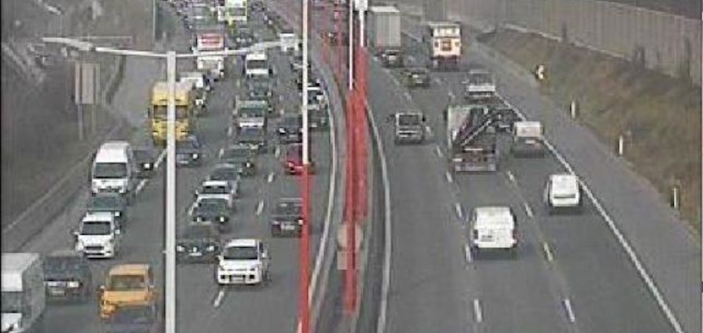 Zwischen dem Knoten Inzersdorf und Favoriten kam es am Dienstagmorgen zu einem Unfall mit mehreren beteiligten Fahrzeugen.