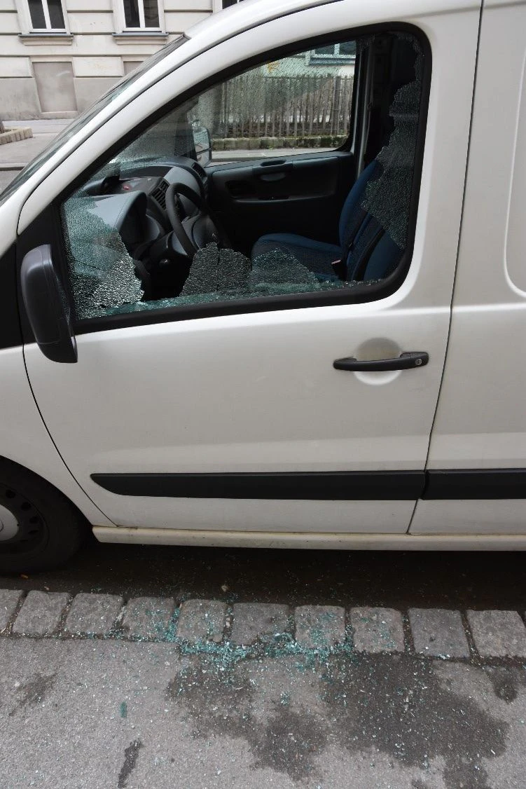 Der Verdächtige schlug die Scheibe des Fahrzeugs ein.